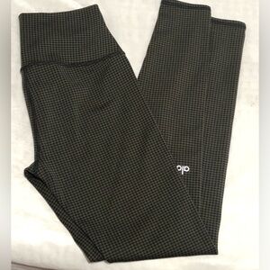 ALO Yoga Black Grid Leggings with Subtle Texture
